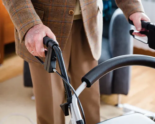 Pflegegrad 4, Betroffener zuhause mit Rollator, schwerste Beeinträchtigung der Selbständigkeit