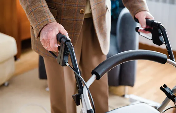 2024 31 Joviva Pflegegrad 4 Betroffener Mit Seinem Rollator Zuhause In Aktion Mikel Allica