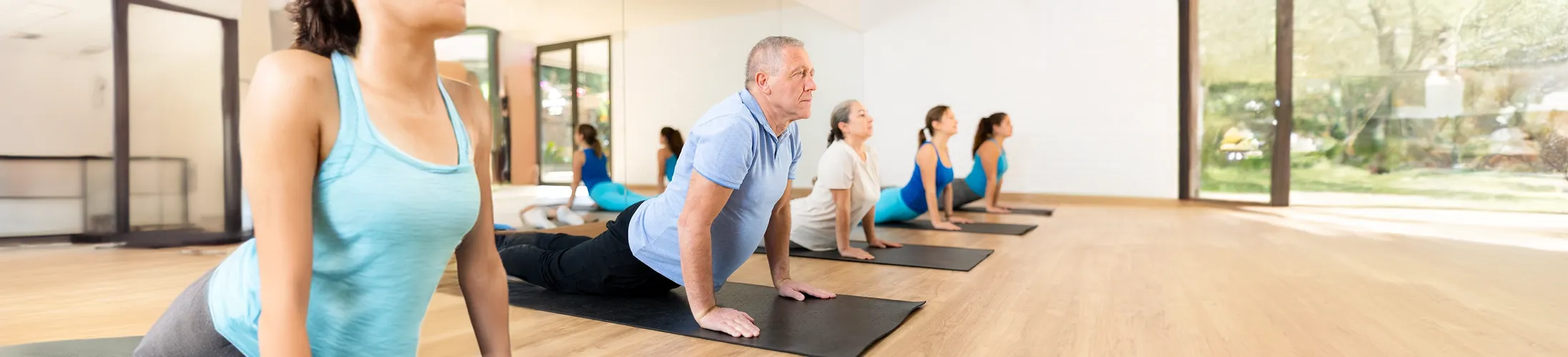 Hilfsmittel Bandscheibenvorfall, Gruppe macht Übungen, gezieltes Rückentraining, mobilisieren, Wirbelsäule stabilisieren