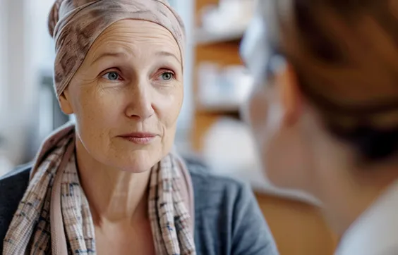 Brustkrebsursachen, Frau mit Kopftuch im Arztgespräch, Mammakarzinom, Risikofaktoren