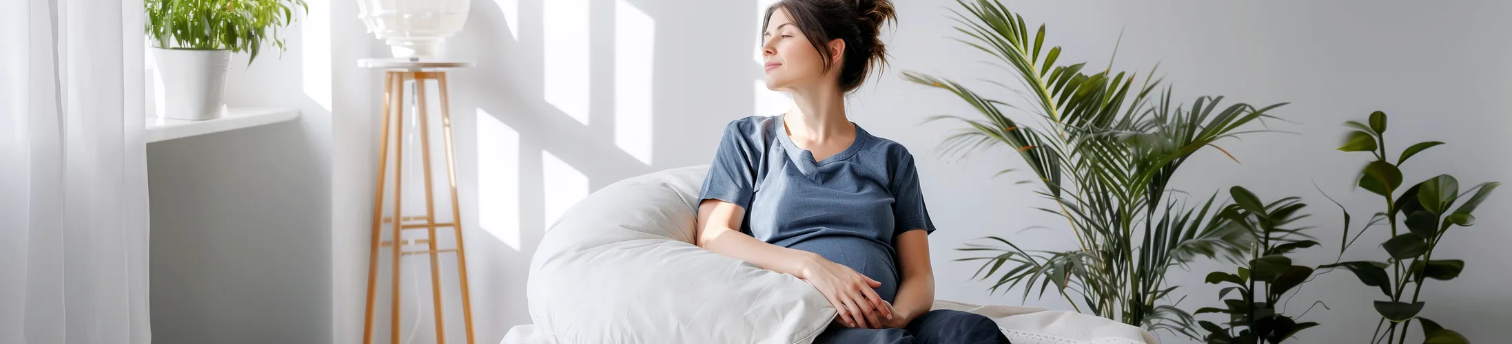 Schwangere Frau liegt auf einem Schwangerschaftskissen