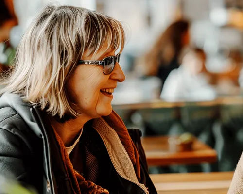Inkontinenz in den Wechseljahren, zwei ältere Frauen sitzen im Café und tauschen sich aus