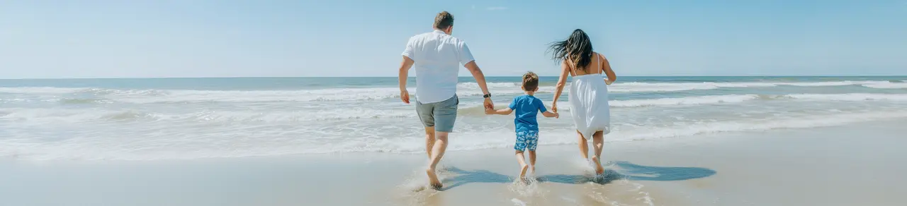 Stoma, Eltern und Junge laufen ins Meer, Baden mit Stoma, Lebensqualität erhalten
