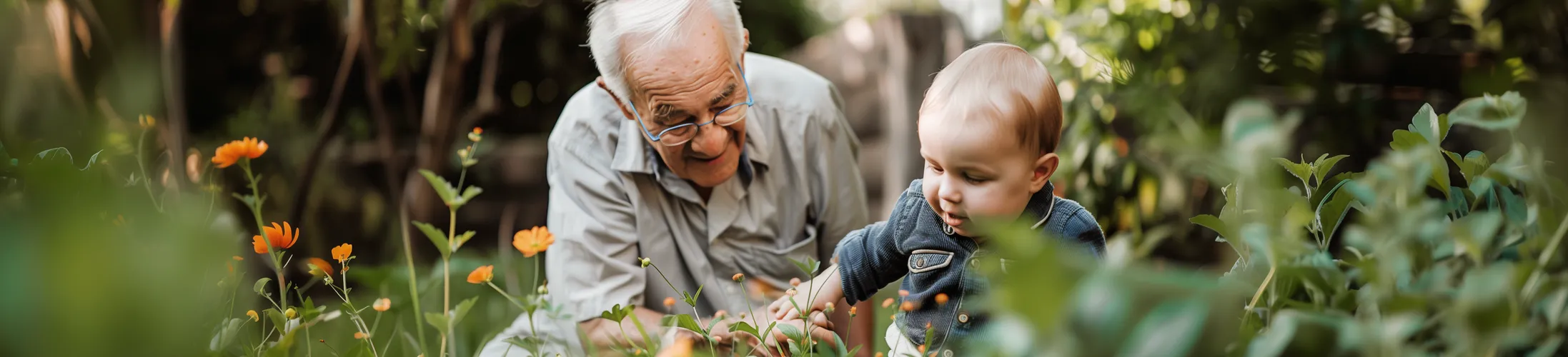 Inkontinenz nach Prostata-OP, älterer Mann und Enkel spielen, Mann trägt Inkobeutel