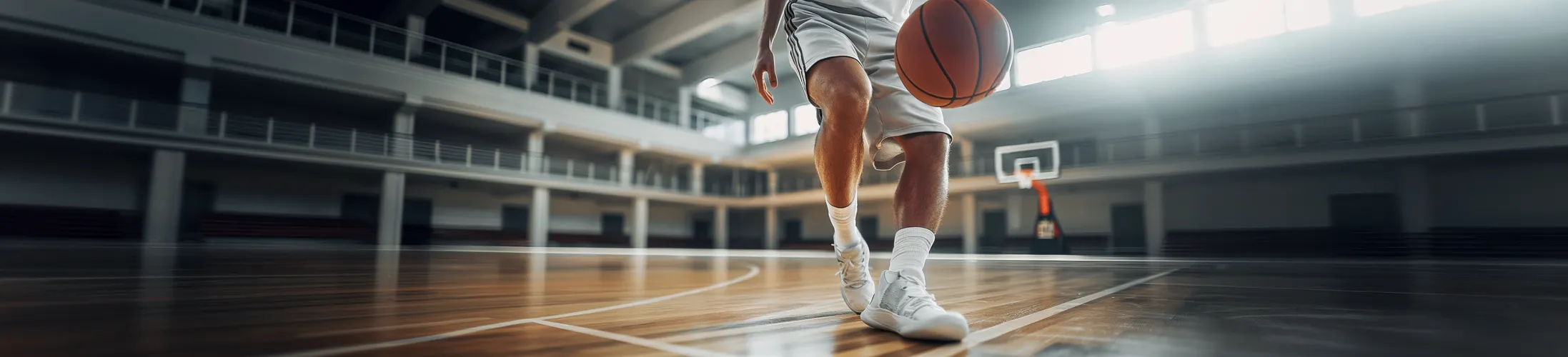 Wadenbeinbruch, Mann spielt Basketball auf einem Basketballfeld, Wadenbeine, Sport