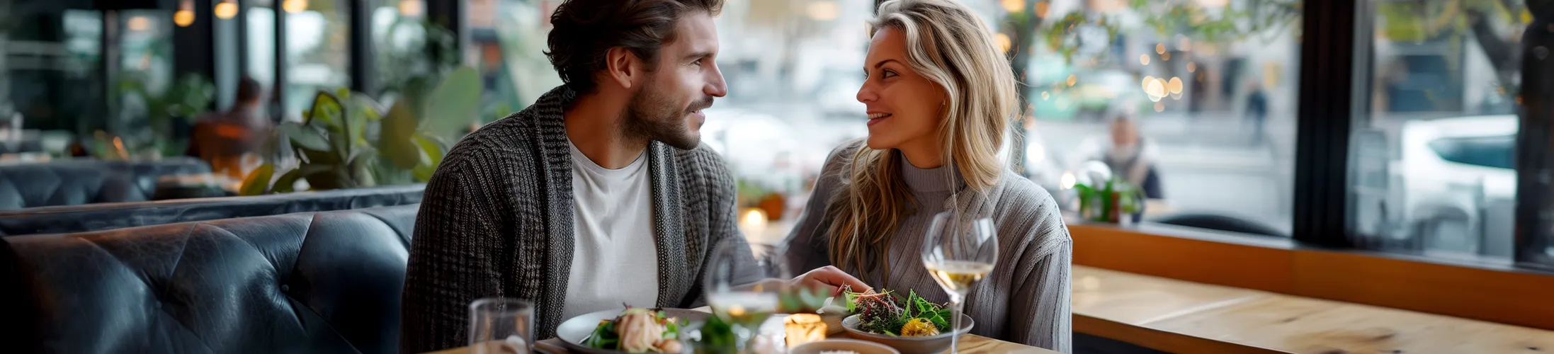 Frau mit Ileostoma, Paar beim Essen im Restaurant