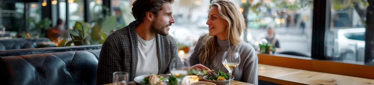 Frau mit Ileostoma, Paar beim Essen im Restaurant