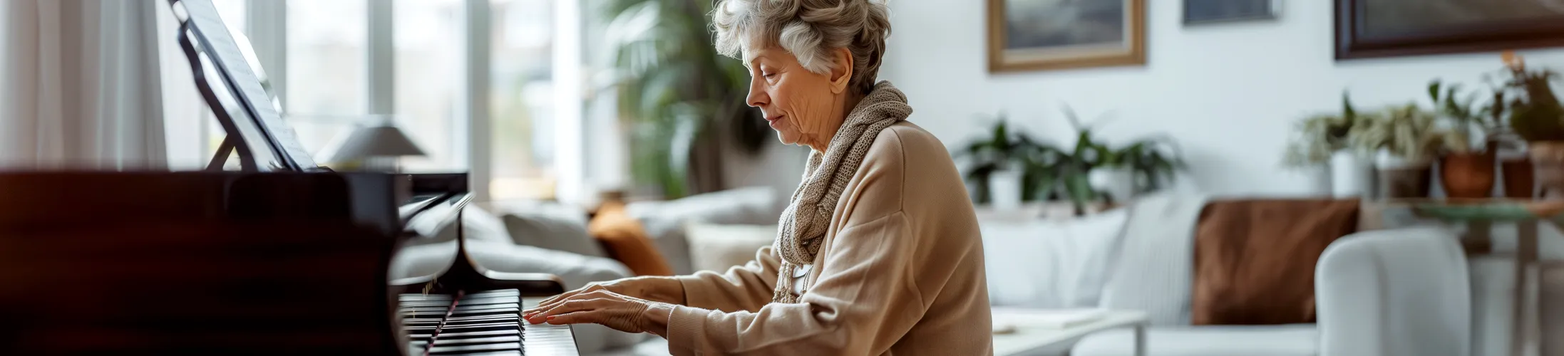 Schnappdaumen, ältere Frau am Klavier, Entzündung Sehnengleitgewebe, Überlastung