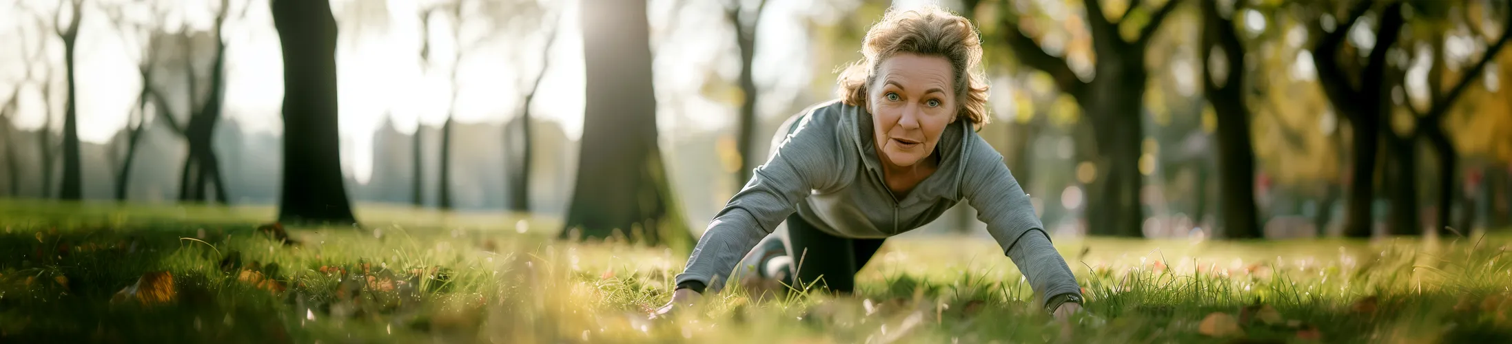 Urostoma, Frau auf Wiese macht Übungen, künstlicher Blasenausgang, Hilfsmittel aus Sanitätshaus, Lebensqualität