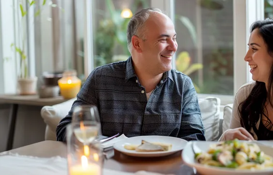 2024 25 Joviva Joviva Ernährung Bei Stoma A Ein Paar Stomatrager Beim Abendessen Zuhause 2720x620 2x