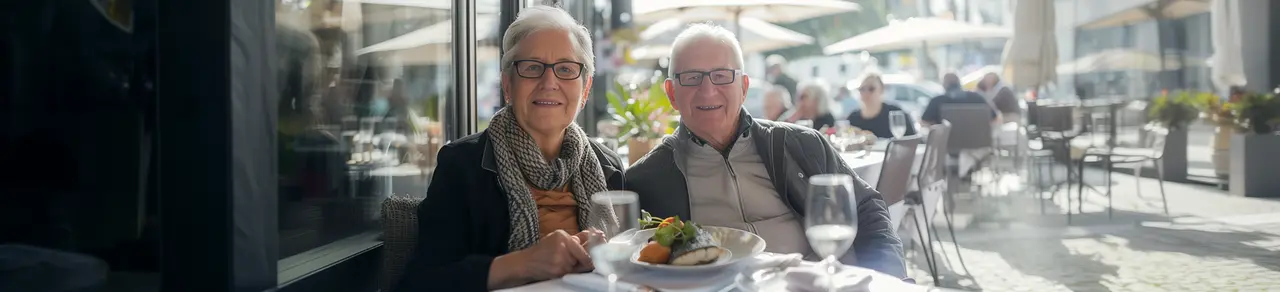 Rheuma, älteres Paar isst zusammen, ausgewogene Ernährung wichtig in der Rheumabehandlung