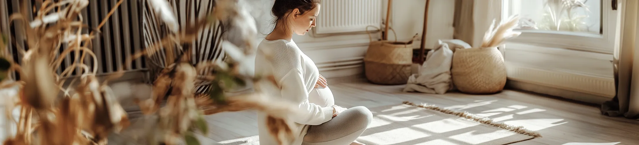 Beckenbodentraining, Inkontinenz in der Schwangerschaft, Frau macht Übungen