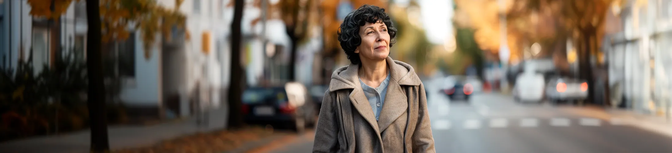 Stomaverstopfung lösen, Frau geht spazieren,  Bewegung hilft dem Darm, ausreichend trinken