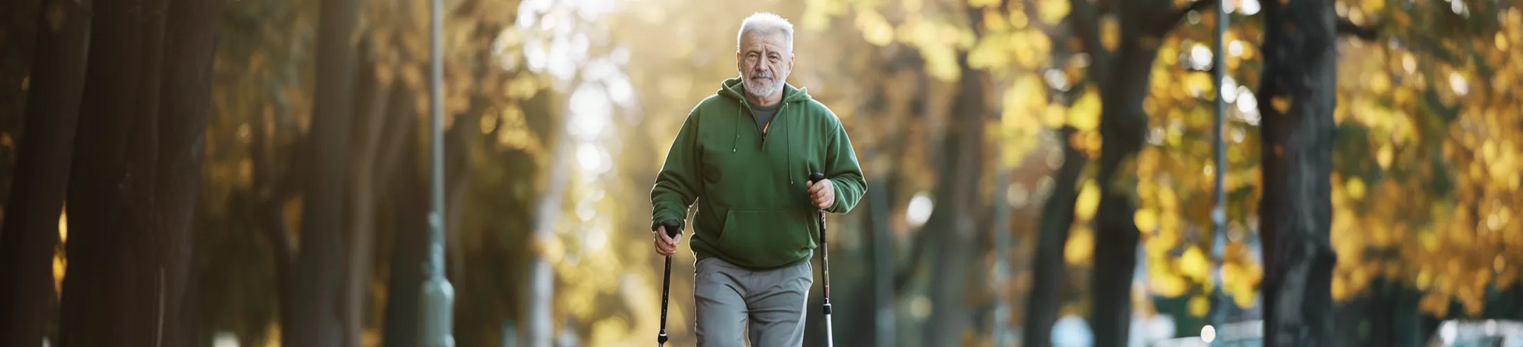 Rheumabehandlung, älterer Mann walkt, Bewegung hilft gegen rheumatoide Arthritis, aktiv bleiben