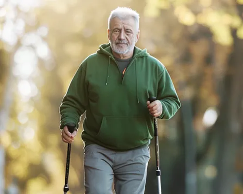 Rheumabehandlung, älterer Mann walkt, Bewegung hilft gegen rheumatoide Arthritis, aktiv bleiben