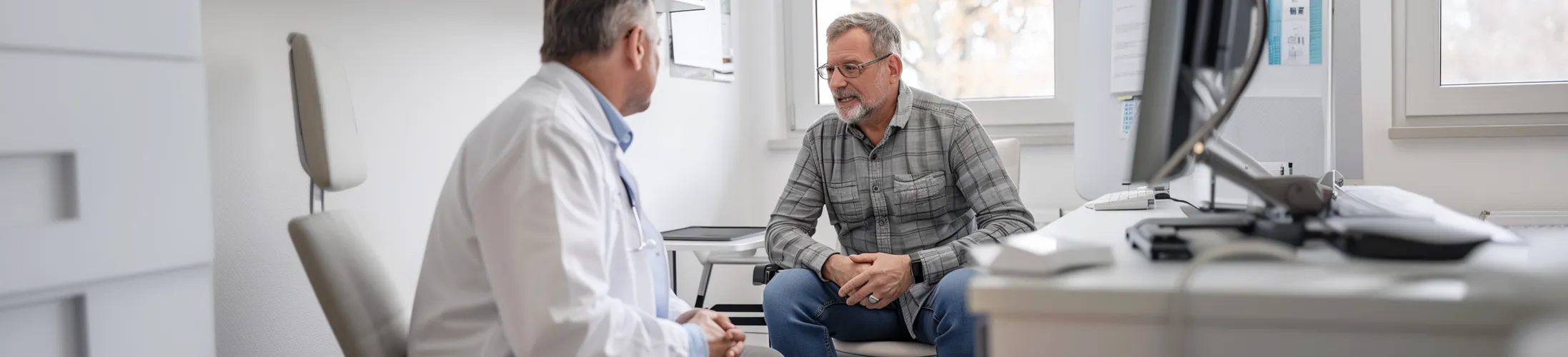 Was ist ein Stoma, Mann im Arztgespräch, operativ geschaffene Körperöffnung