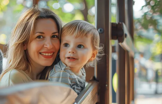 Stoma, junge Mutter mit Kind, spezielle Kinderhilfsmittel für Stomaversorgung, Darmprobleme