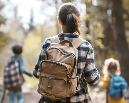 Frau mit Kolostoma beim Wandern mit ihren zwei Kindern im Wald