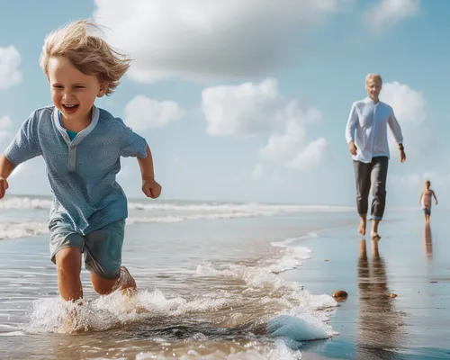 Kind mit spinaler Muskelatrophie läuft am Strand im Wasser, Vater läuft hinter Kind, lachen, fröhlich