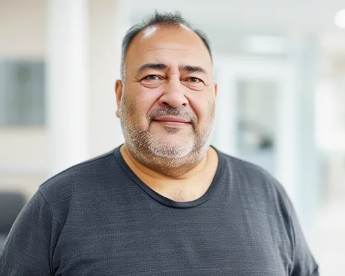 fülliger Mann ist für Liposuktion im Krankenhaus, Krankenhausflur im Hintergrund