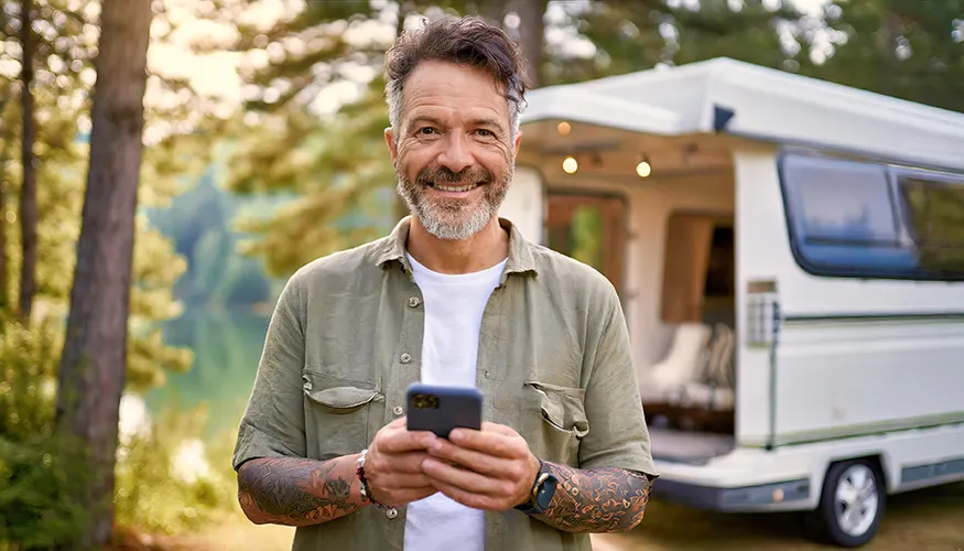 Handydaumen, Mann mit Handy in der Hand, Überlastung, Schmerzen, Dehnübungen