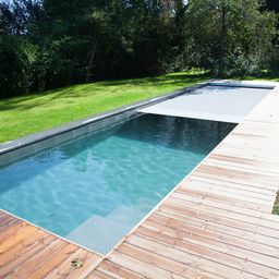 Eine Holzterrasse mit Blick auf einen ruhigen Garten. Perfekt zum Entspannen im Freien.