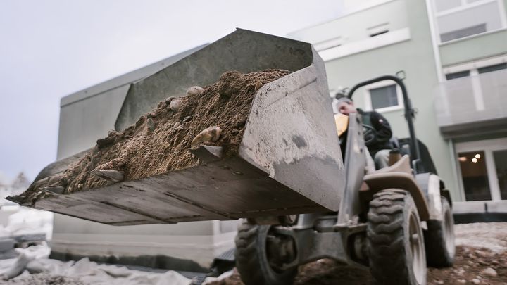 Bagger hebt Erde auf einer Baustelle aus