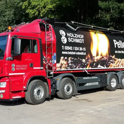 https://a.storyblok.com/f/271033/1200x675/9148fcaeea/roter-pellets-lkw-holzhof-schmidt.webp