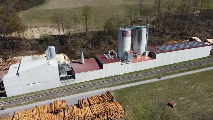 Biomasseheizkraftwerk und Pelletieranlage Drohnenaufnahme vom Biomasse Heizkraftwerk und Pelletierung von Holzhof Schmidt in Niederösterreich.