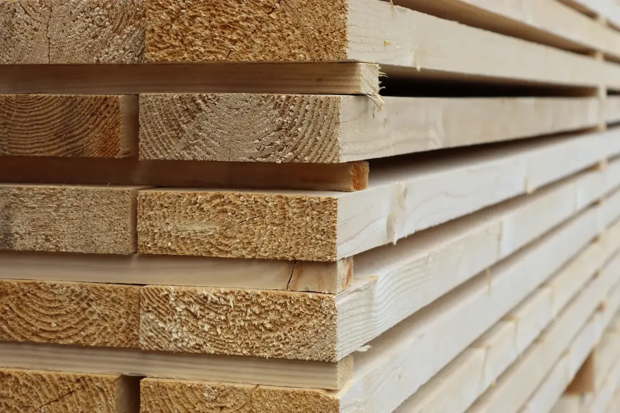 Nahaufnahme eines getrockneten und sägerauen Schnittholzpakets aus Fichtenholz. Die Pfosten sind getrocknet und sägerau.