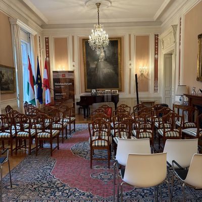 https://a.storyblok.com/f/271033/1536x2048/8e7c541081/holzbauforum-2025-budapest-holzhof-schmidt.JPEG