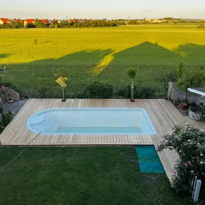 https://a.storyblok.com/f/271033/1600x1200/33e4dcb6d7/terrasse-aus-holz-pool.webp