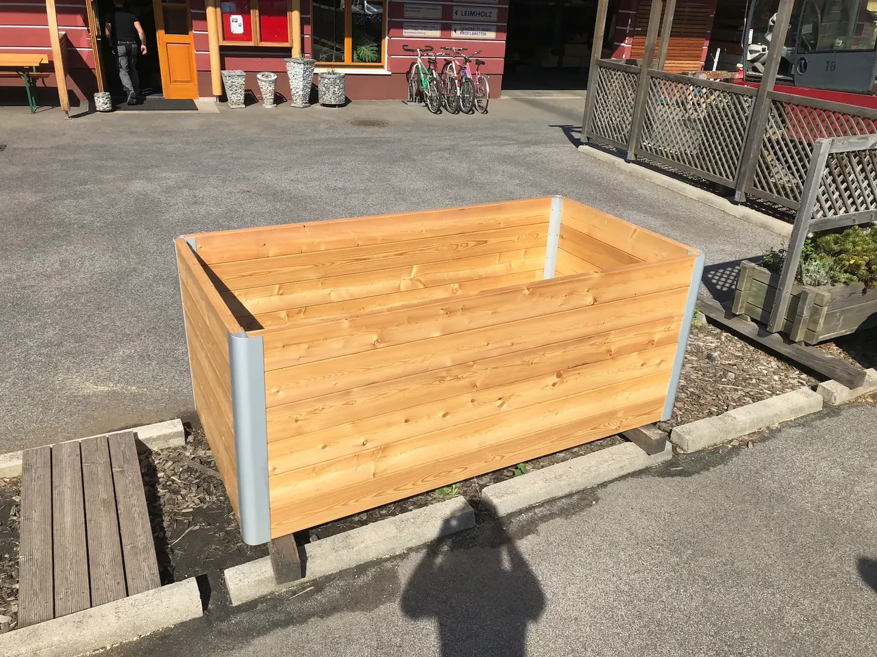 Hochwertiges Hochbeet aus zertifizierter und robuster Lärche. Das Hochbeet aus Lärchenholz strahlt in seiner naturbelassenen Schönheit.