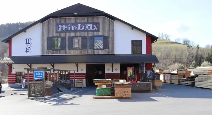 Foto des Bürogebäudes und Holzhandel von Holzhof Schmidt in Aspang Niederösterreich für Privatkunden und Gewerbekunden.