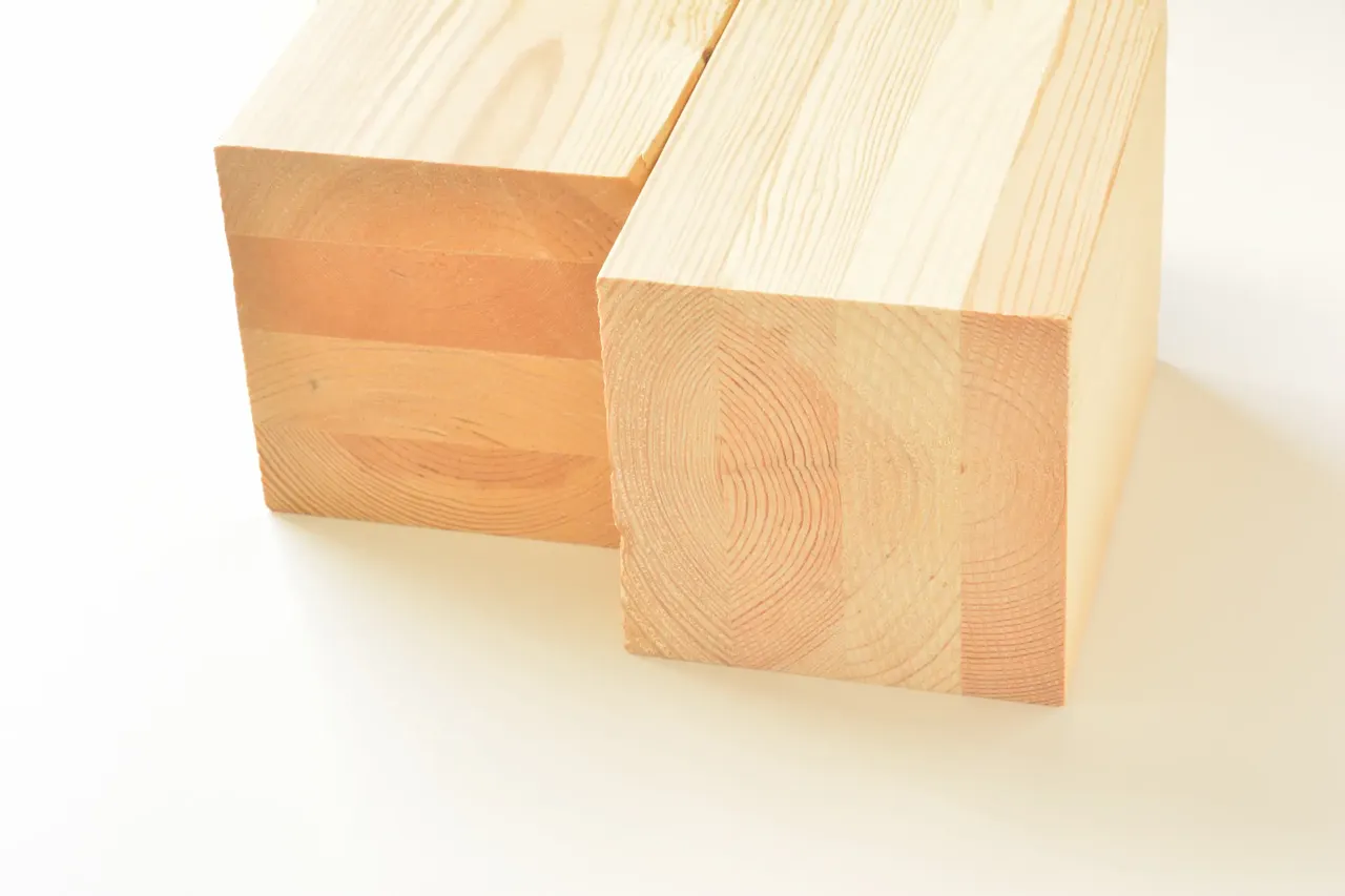 Nahaufnahme von zwei verleimten Balken aus Holz für hochstabile Bauprojekte.