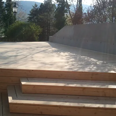 Terrassendielen mit glatter und geriffelter Oberfläche aus sibirischer Lärche https://a.storyblok.com/f/271033/2000x1500/08caf7d9c5/holzterrasse-laerche-holzhof-schmidt.webp