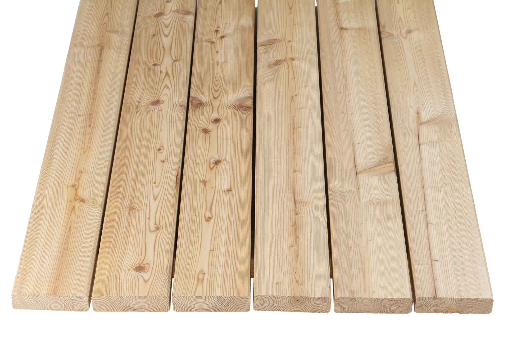 Ein glatter Terrassenboden aus sibirischem Holz, das für seine Robustheit und schöne Maserung bekannt ist.