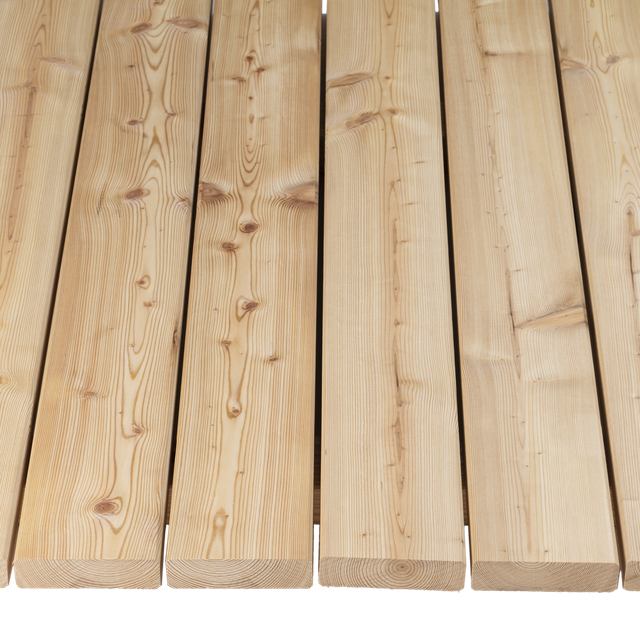 Ein glatter Terrassenboden aus sibirischem Holz, das für seine Robustheit und schöne Maserung bekannt ist.