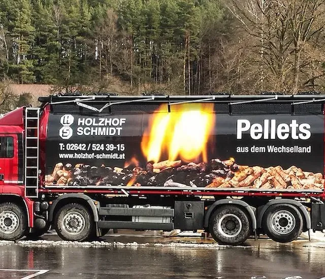 Unser Pellets-Fuhrpark besteht aus drei roten LKWs ausgestattet mit spezieller Schlauchtechnik Roter LKW mit Pellets Bild bedruckt für Auslieferung von losen Holzpellets direkt nach Hause