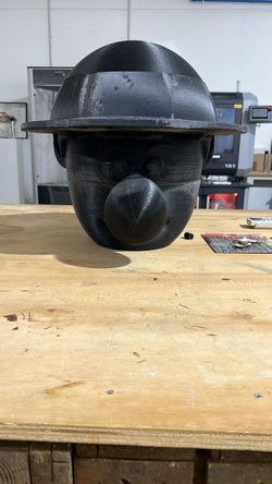 La testa stampata in 3D, rifinita e verniciata