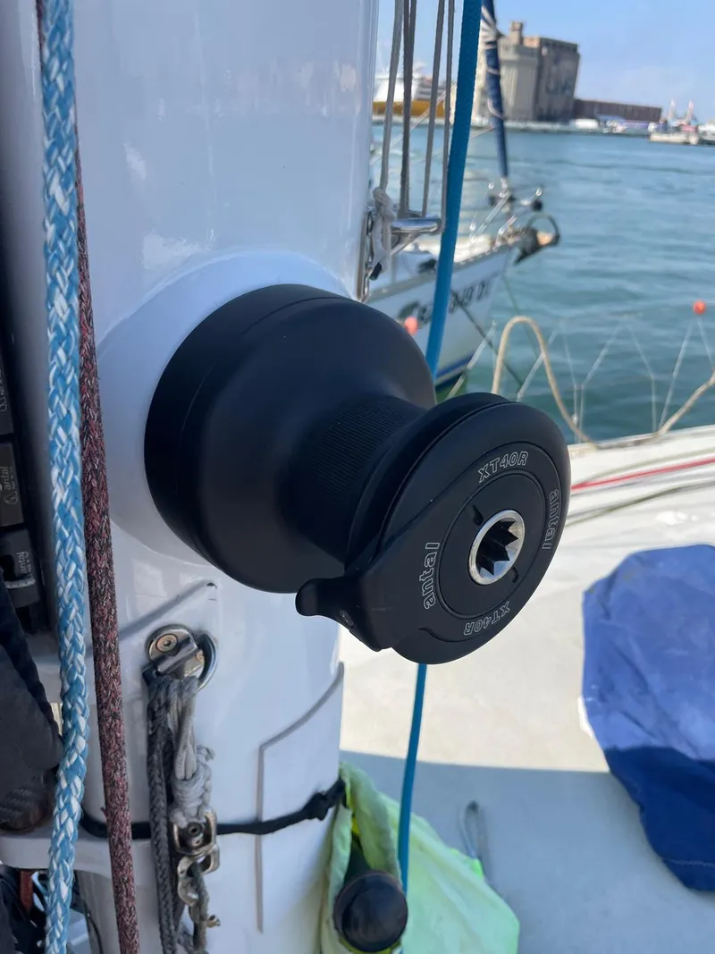 Mast winch base