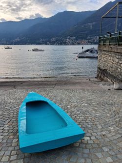 Lo scafo di tre quarti sul lungolago in pietra