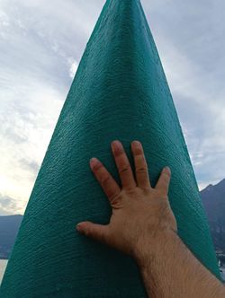 Lo scafo Printarella1 in piedi contro il muro del lungolago