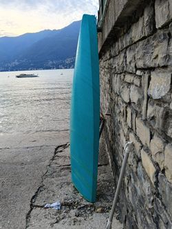 La prua dello scafo vista dal basso, contro il cielo