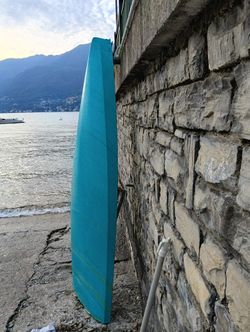 Una mano appoggiata sul fianco dello scafo, che mostra la superficie stampata