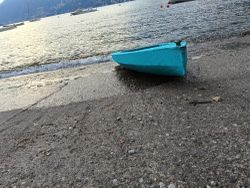 Lo scafo appoggiato sulla battigia