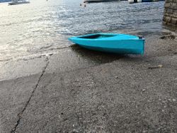 Lo scafo Printarella1 sulla riva del lago