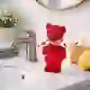 L'immagine mostra il sapone dell'orso del webshop nel colore rosso.