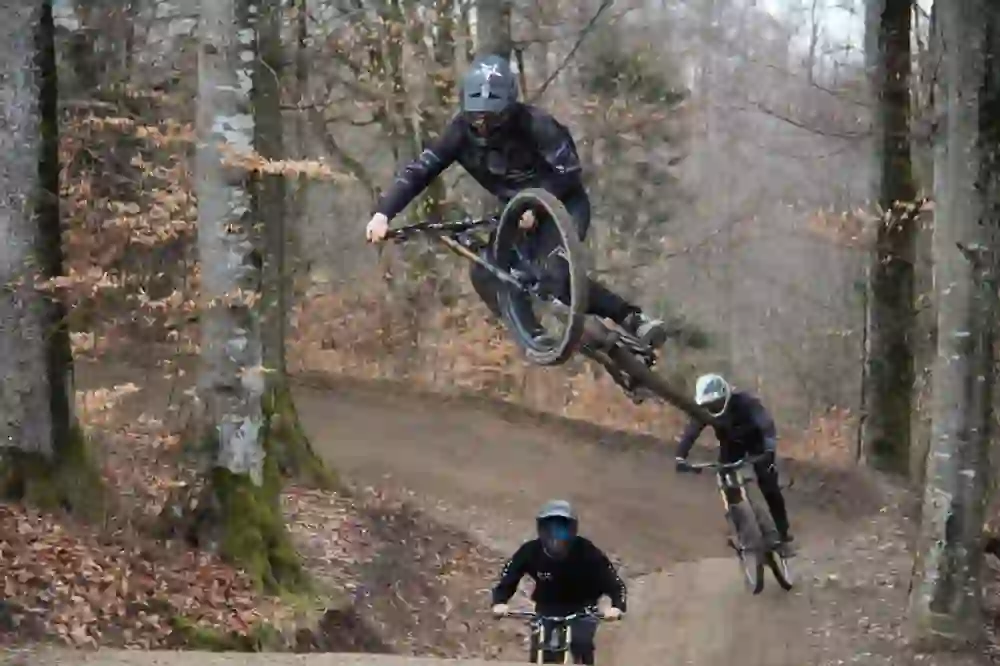Sur la photo, on voit trois mountaïbikers qui descendent à toute vitesse le trail de la ceinture.