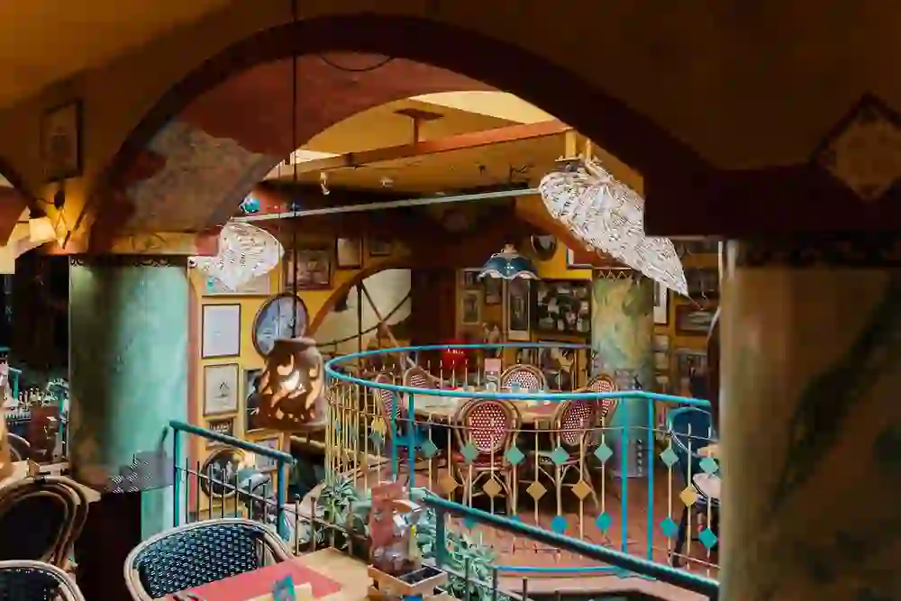 Un restaurant coloré à l'ambiance méditerranéenne : des colonnes peintes, des chaises colorées et une décoration ludique créent une atmosphère vivante. Les tables d'alcôve confortables invitent à s'attarder et à savourer dans une ambiance particulière.